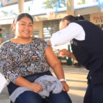 Una Fotografía A Todo Color De Estilo Periodístico Capturada A Nivel De Los Ojos En Un Entorno De Patio Escolar Al Aire Libre Techado.
