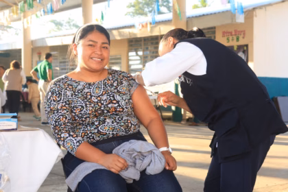 Una Fotografía A Todo Color De Estilo Periodístico Capturada A Nivel De Los Ojos En Un Entorno De Patio Escolar Al Aire Libre Techado.