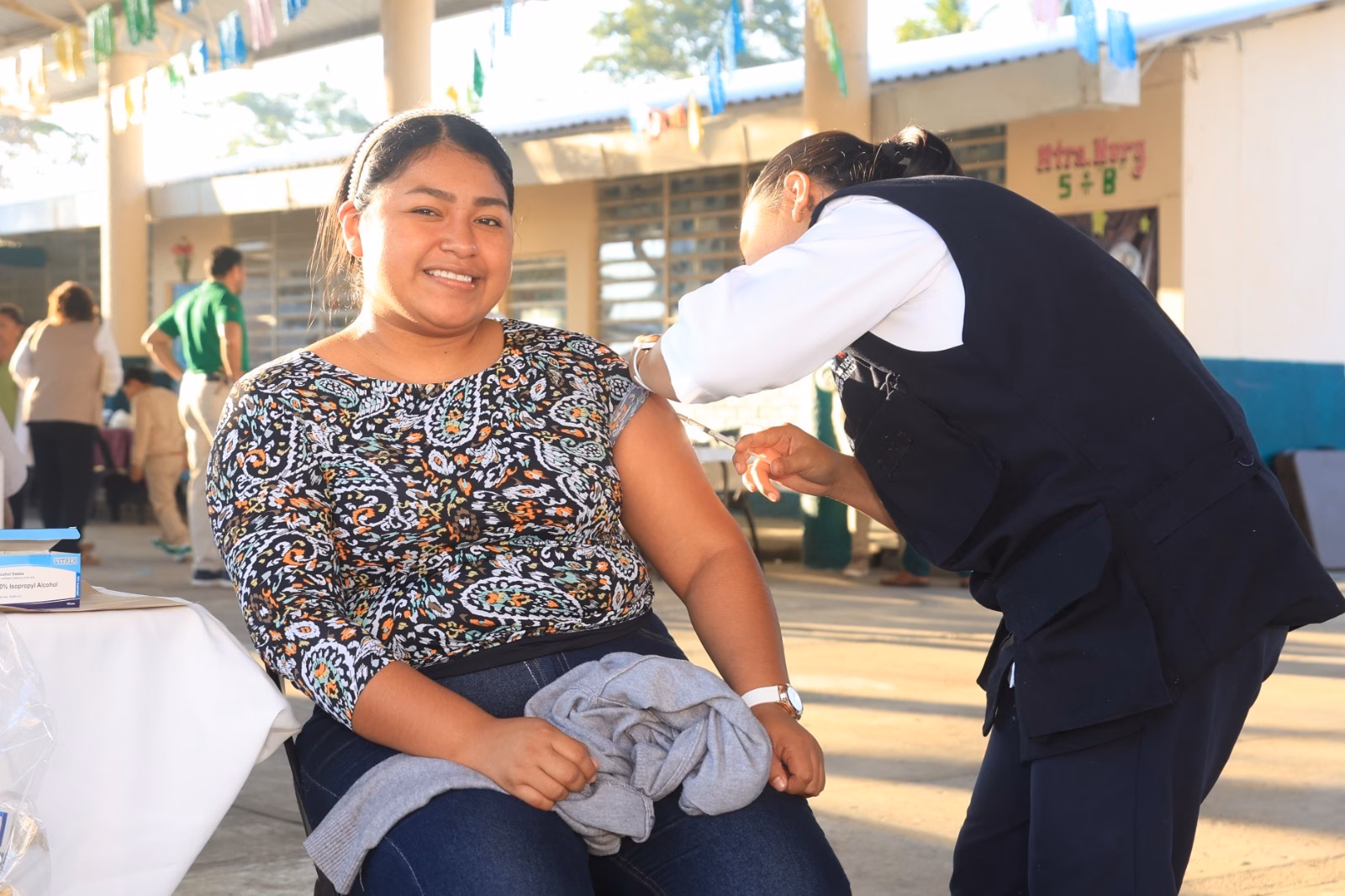 Una Fotografía A Todo Color De Estilo Periodístico Capturada A Nivel De Los Ojos En Un Entorno De Patio Escolar Al Aire Libre Techado.
