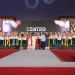 El Gobernador Javier May Rodríguez Y La Alcaldesa Yolanda Osuna Huerta Posan En El Escenario De La Plaza De La Revolución Junto A Las 17 Embajadoras De La Feria Tabasco 2026, Quienes Sostienen Sus Reconocimientos De Huéspedes Distinguidas Vistiendo El Traje Regional Tabasqueño.