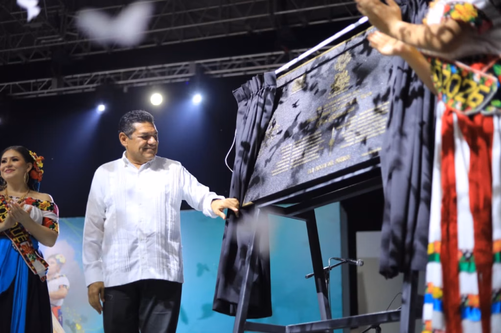¡Hasta 2027!: Javier May Clausura Con Éxito La Feria Tabasco 2026 71 El Gobernador Javier May Rodríguez, De Pie En El Escenario Del Teatro Al Aire Libre, Devela Una Placa Conmemorativa De La Feria Tabasco 2026. Está Acompañado Por La Flor De Oro, María José Hernández Vera, Y Asistentes. Confetis Blancos Vuelan En El Aire Mientras Los Drones Iluminan El Fondo.
