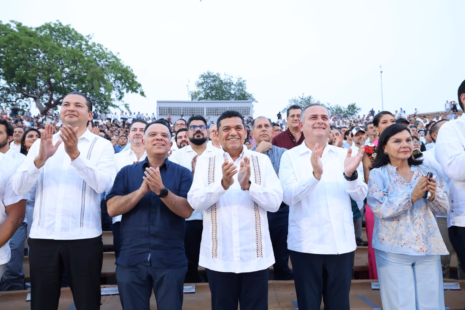 Javier May Da El Banderazo Al Mega Puente &Amp;Quot;Villahermosa 2030&Amp;Quot; Sobre El Río Carrizal 2 Fotografía A Nivel De Ojo Y Formato Horizontal Que Muestra Al Gobernador De Tabasco, Javier May Rodríguez, Al Centro De Una Línea De Funcionarios Públicos Y Ciudadanos De Pie. El Mandatario Viste Una Guayabera Blanca Con Detalles Bordados Verticales Al Frente Y Sonríe Mientras Aplaude.