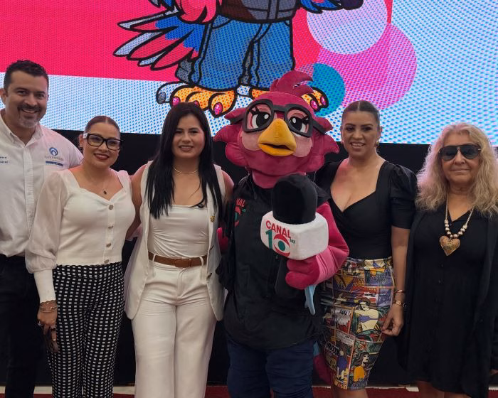 Canal 10 De La Chontalpa Celebra 15 Años Con El Lanzamiento De &Quot;10 Lora Comunicadora&Quot; 71 Fotografía Grupal Durante El Evento Del 15 Aniversario De Canal 10 De La Chontalpa. En El Centro Aparece La Nueva Mascota Oficial, &Quot;10 Lora Comunicadora&Quot;, Un Personaje Animado De Una Lora Color Rosa Con Gafas Y Micrófono Institucional. A Su Derecha Se Encuentra La Directora General, Elizabeth Paz.