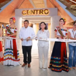 El Gobernador Javier May Rodríguez Y La Alcaldesa De Centro, Yolanda Osuna Huerta, Encabezan El Corte De Listón Inaugural Del Pabellón Municipal En La Nave 2. Están Rodeados Por La Flor De Oro 2026, María José Hernández Vera, Y Embajadoras Municipales Vestidas Con Coloridos Trajes Regionales Estilizados.