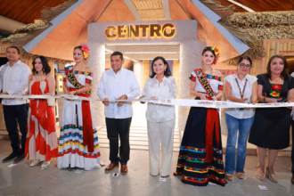 El Gobernador Javier May Rodríguez Y La Alcaldesa De Centro, Yolanda Osuna Huerta, Encabezan El Corte De Listón Inaugural Del Pabellón Municipal En La Nave 2. Están Rodeados Por La Flor De Oro 2026, María José Hernández Vera, Y Embajadoras Municipales Vestidas Con Coloridos Trajes Regionales Estilizados.