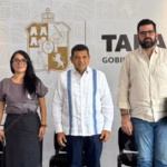 El Gobernador De Tabasco, Javier May Rodríguez, De Pie En El Centro, De Guayabera Blanca, Posa Para Una Fotografía Con La Secretaria De Ordenamiento Territorial Y Obras Públicas, Katia Ornelas Gil, A La Izquierda, Y El Titular De La Sotop, Daniel Casasús Ruz, A La Derecha.