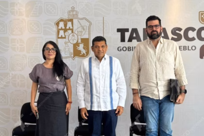 El Gobernador De Tabasco, Javier May Rodríguez, De Pie En El Centro, De Guayabera Blanca, Posa Para Una Fotografía Con La Secretaria De Ordenamiento Territorial Y Obras Públicas, Katia Ornelas Gil, A La Izquierda, Y El Titular De La Sotop, Daniel Casasús Ruz, A La Derecha.