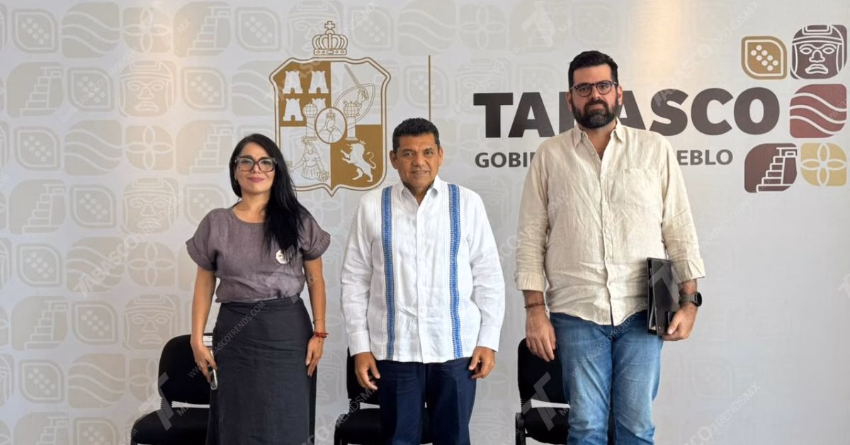 El Gobernador De Tabasco, Javier May Rodríguez, De Pie En El Centro, De Guayabera Blanca, Posa Para Una Fotografía Con La Secretaria De Ordenamiento Territorial Y Obras Públicas, Katia Ornelas Gil, A La Izquierda, Y El Titular De La Sotop, Daniel Casasús Ruz, A La Derecha.