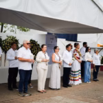 Fotografía De Una Guardia De Honor Encabezada Por El Gobernador Javier May Rodríguez Y Funcionarios Estatales Bajo Una Lona Blanca. El Mandatario, Vestido Con Una Guayabera Blanca, Se Encuentra En El Centro De Una Fila De Hombres Y Mujeres Que Visten Mayoritariamente De Blanco O Colores Claros En Señal De Luto