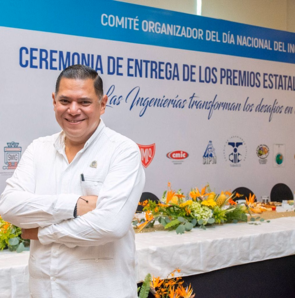 Compromiso Y Visión Técnica; El Ing. Carlos Alberto Lara Moscoso Asume La Presidencia De La Acet 71 Horizontal En Un Otografía De Plano Medio De Tres Cuartos En Formato Cuadrado. El Ing. Carlos Alberto Lara Moscoso Posa Sonriente Con Los Brazos Cruzados, Vistiendo Una Tradicional Guayabera Blanca De Manga Larga Con Un Pin Institucional En El Pecho.