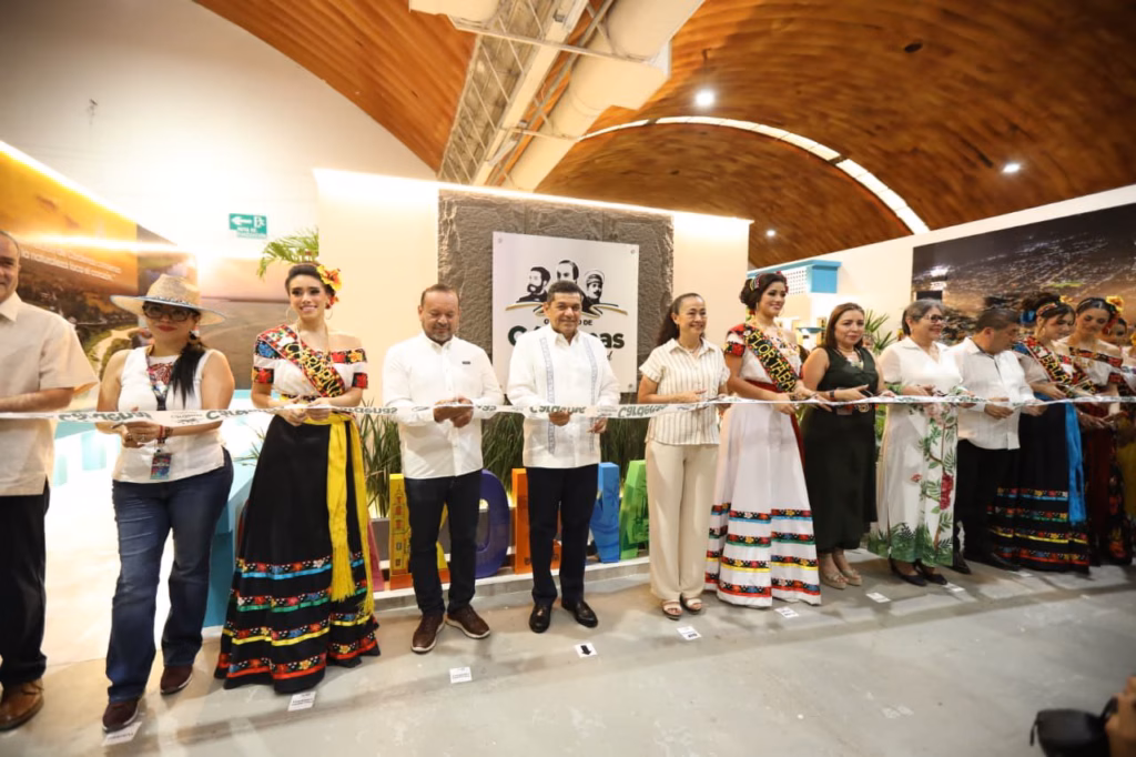 Una Fotografía Horizontal De Plano Medio Largo Captura El Momento Del Corte De Listón Inaugural Del Pabellón De Cárdenas En La Feria Tabasco 2026. Al Centro, El Gobernador Javier May Rodríguez, Vestido Con Una Guayabera Blanca, Sostiene La Cinta Inaugural Junto Al Alcalde Euclides Alejandro Alejandro