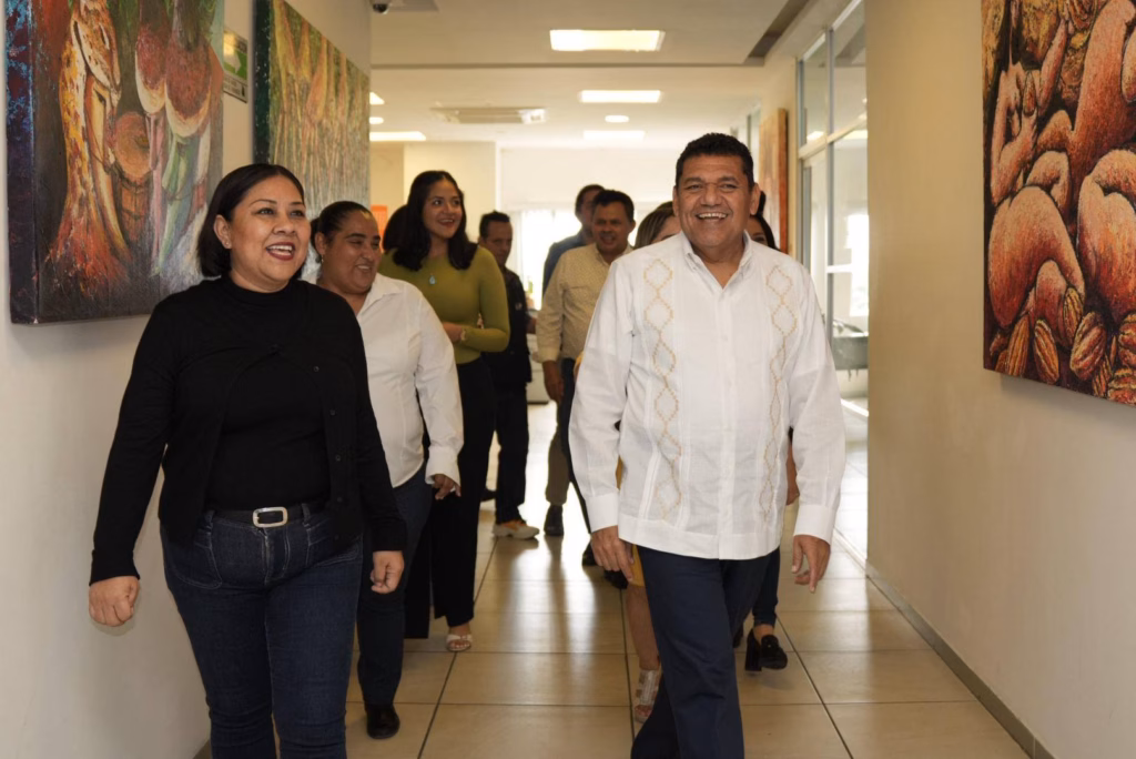 Estrategia Y Dinamismo En La Comunicación Pública De Tabasco: Esmeralda Collado Asume La Vocería Estatal 74 Esmeralda Collado Y El Gobernador Javier May