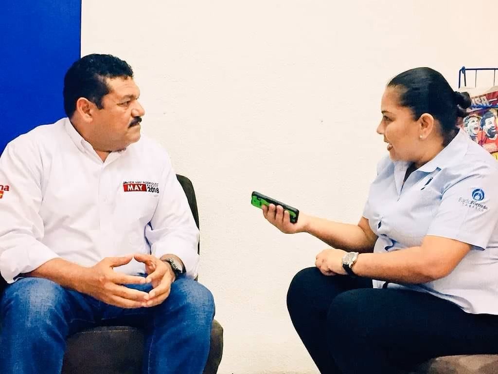 Estrategia Y Dinamismo En La Comunicación Pública De Tabasco: Esmeralda Collado Asume La Vocería Estatal 73 Una Toma De Plano Medio Que Captura A Javier May Rodríguez, A La Izquierda, Y A Esmeralda Collado Frías, A La Derecha, Sentados Y De Frente, En Lo Que Parece Ser Una Entrevista O Conversación.