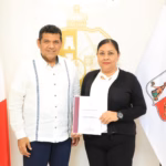 Fotografía De Estudio De Plano Entero Que Muestra Al Gobernador De Tabasco, Javier May Rodríguez, A La Izquierda, Y A Esmeralda Collado Frías, A La Derecha, De Pie Y Posando Juntos En Una Oficina Oficial.