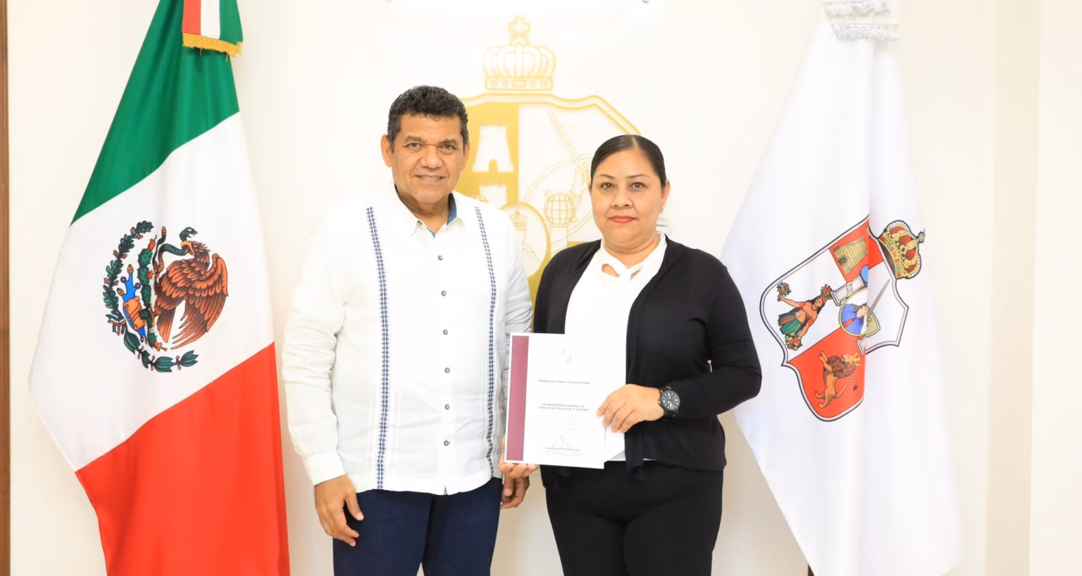 Estrategia Y Dinamismo En La Comunicación Pública De Tabasco: Esmeralda Collado Asume La Vocería Estatal 69 Fotografía De Estudio De Plano Entero Que Muestra Al Gobernador De Tabasco, Javier May Rodríguez, A La Izquierda, Y A Esmeralda Collado Frías, A La Derecha, De Pie Y Posando Juntos En Una Oficina Oficial.