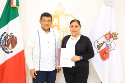 Fotografía De Estudio De Plano Entero Que Muestra Al Gobernador De Tabasco, Javier May Rodríguez, A La Izquierda, Y A Esmeralda Collado Frías, A La Derecha, De Pie Y Posando Juntos En Una Oficina Oficial.