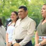 Fotografía De Prensa En Plano Medio. Al Centro, El Gobernador De Tabasco, Javier May Rodríguez, De Camisa Color Caqui Y Pantalón De Mezclilla, Sonríe Y Mantiene Las Manos Entrelazadas Al Frente Durante Un Evento Protocolario.