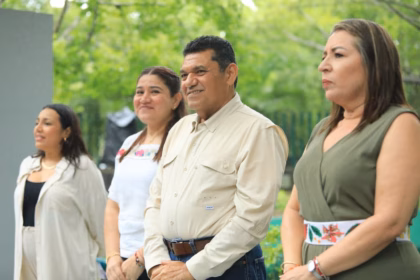 Fotografía De Prensa En Plano Medio. Al Centro, El Gobernador De Tabasco, Javier May Rodríguez, De Camisa Color Caqui Y Pantalón De Mezclilla, Sonríe Y Mantiene Las Manos Entrelazadas Al Frente Durante Un Evento Protocolario.