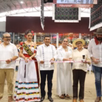 El Gobernador Javier May Rodríguez Realiza El Corte De Listón Inaugural De La Nueva Pista De Exposiciones Ganaderas En El Parque Tabasco &Quot;Dora María&Quot;. Lo Acompañan La Flor Tabasco 2026, María José Hernández Vera, Y Funcionarios Estatales En Un Moderno Recinto Techado Con Piso De Arena. Al Fondo Se Observan Pantallas Led Y Una Estructura Arquitectónica De Primer Nivel Diseñada Para Competencias Pecuarias.
