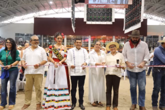 El Gobernador Javier May Rodríguez Realiza El Corte De Listón Inaugural De La Nueva Pista De Exposiciones Ganaderas En El Parque Tabasco &Quot;Dora María&Quot;. Lo Acompañan La Flor Tabasco 2026, María José Hernández Vera, Y Funcionarios Estatales En Un Moderno Recinto Techado Con Piso De Arena. Al Fondo Se Observan Pantallas Led Y Una Estructura Arquitectónica De Primer Nivel Diseñada Para Competencias Pecuarias.