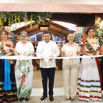 Una Fotografía Horizontal Muestra Al Gobernador De Tabasco, Javier May Rodríguez, Realizando El Corte De Listón Inaugural De Los Stands Municipales En La Feria Tabasco 2026. El Mandatario Está Acompañado Por La Presidenta Honoraria Del Sistema Dif Tabasco, Aurora Raleigh De La Cruz, La Flor De Oro 2026, María José Hernández Vera, Y Autoridades Municipales. En El Fondo Se Aprecia La Estructura Del Pabellón Decorado Con Elementos Regionales Y Una Multitud De Asistentes Y Medios De Comunicación Que Captan El Momento En La Nave &Quot;Macuilis&Quot; Del Parque Tabasco.