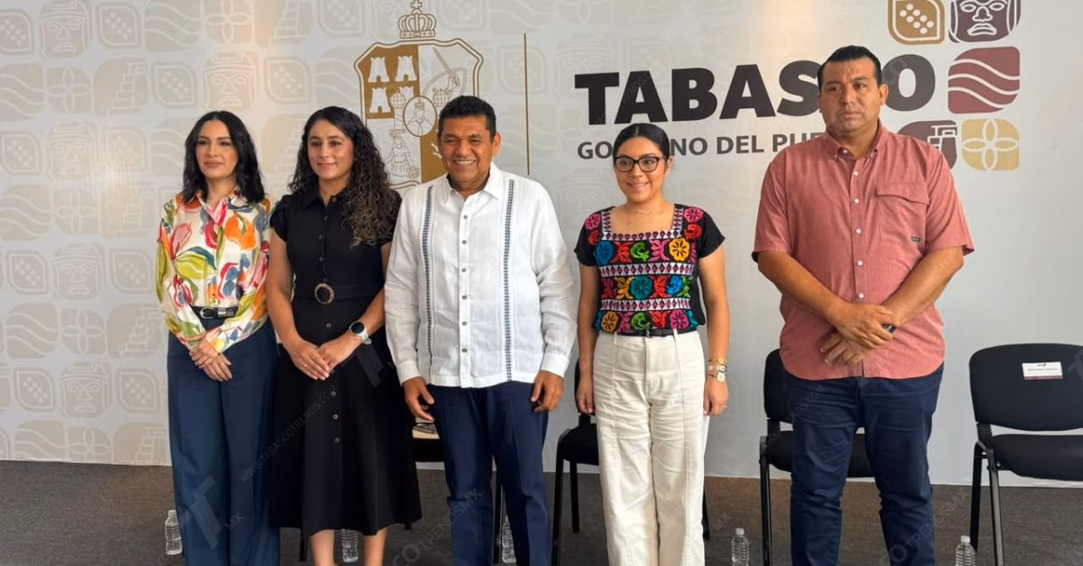 Javier May Arranca Rescate Del Parque La Venta Y Regulariza Salarios De Más De 2 Mil Trabajadores 70 Foto De Prensa De Plano Entero Que Muestra A Cinco Funcionarios Públicos De Tabasco Posando De Pie, Alineados Horizontalmente En Un Estrado Durante Una Conferencia Oficial.