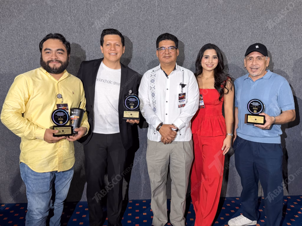 Concluye Con Rotundo Éxito El Concurso Cinematográfico Académico 2026 Del Cecyte Tabasco 83 Fotografía De Estudio En Plano Entero De Cinco Personas Posando Alineadas Frente A Un Fondo Gris Liso Texturizado Durante Una Premiación.