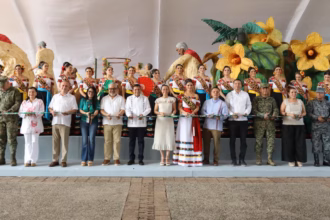 Fotografía Oficial Del Corte De Listón Inaugural De La Feria Tabasco 2026 En El Parque Tabasco &Quot;Dora María&Quot;. En El Centro, El Gobernador Javier May Rodríguez, Acompañado Por La Presidenta Del Dif Tabasco, Aurora Raleigh De La Cruz, Y Representantes Del Gobierno De México, Sostiene La Cinta Inaugural.