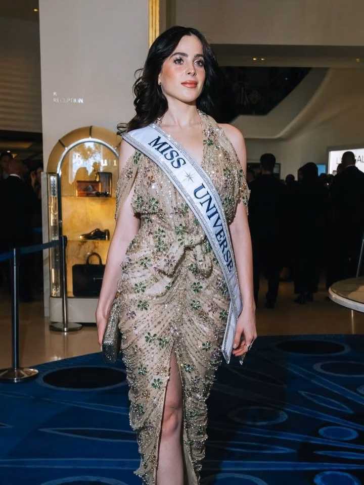 De Tabasco Para El Mundo: Miss Universe Fátima Bosch Conquista La Alfombra Roja De Cannes 2026 71 Primer Plano De La Mexicana Fátima Bosch, Miss Universe 2025, En La Alfombra Roja De Cannes. Luce Un &Quot;Jewel Dress&Quot; En Tono Nude Con Pedrería Floral Multicolor Y Lleva La Banda Oficial De Miss Universe Cruzada Sobre El Hombro.