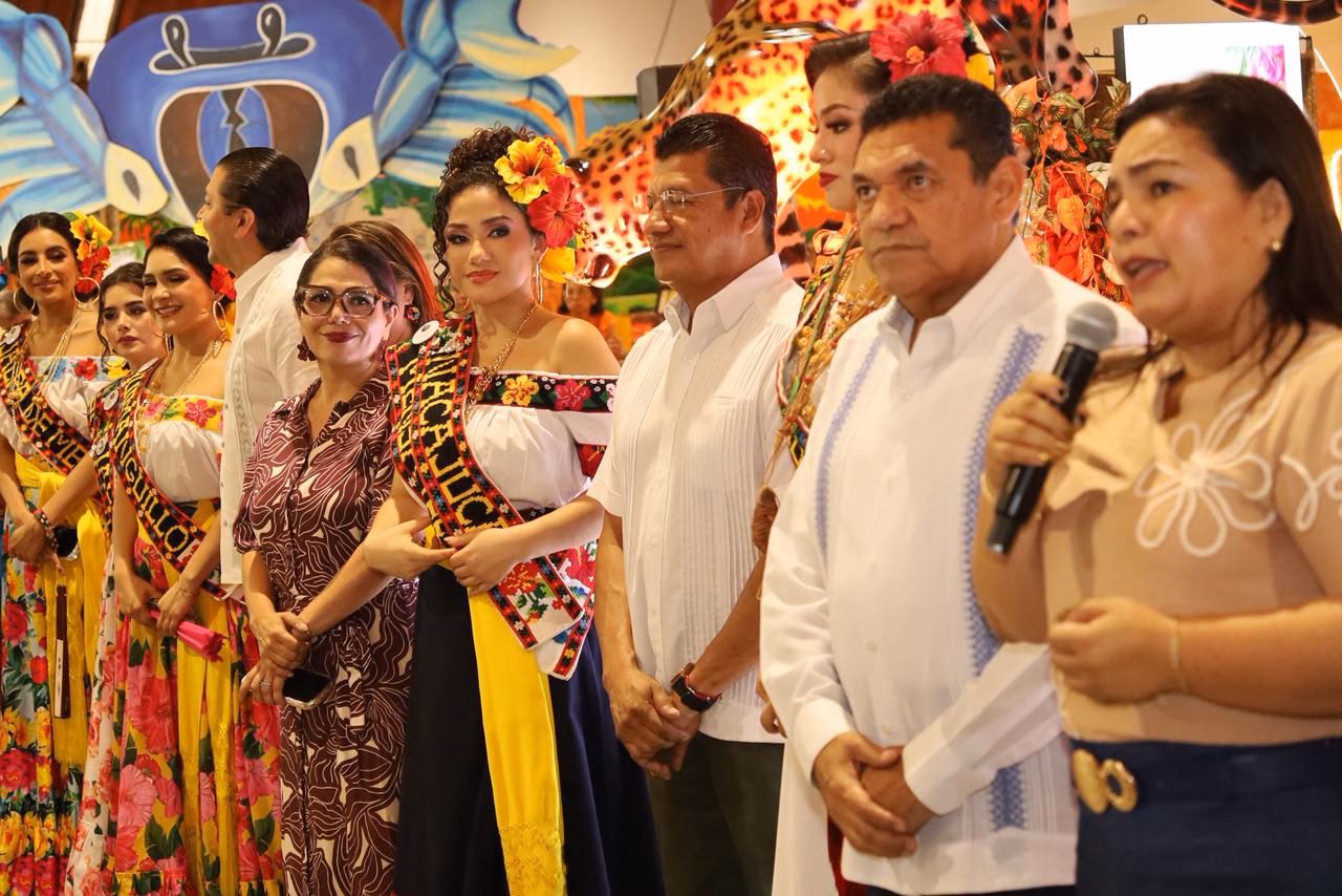 Fotografía En La Nave 2 De La Feria Tabasco 2026. Al Frente Se Observa Al Gobernador Javier May Rodríguez Y A La Secretaria De Turismo, Katia Ornelas