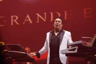 El Músico Nelson Kanzela, Conocido Como &Quot;El Rey Del Baile&Quot;, Posa Sonriente Frente A Sus Teclados Profesionales De La Marca Korg Durante Su Presentación En El Foro Tabasco De La Feria Tabasco 2026.