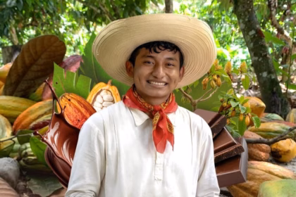 Primer Plano De Granos De Cacao Secos Y Fermentados Con Su Característico Color Marrón Rojizo, Amontonados De Forma Natural. Sobre La Imagen, Destaca El Logotipo Oficial Del Impi (Instituto Mexicano De La Propiedad Industrial) Y Un Sello Dorado Que Dice &Quot;Indicación Geográfica Protegida&Quot;.