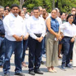Fotografía En Exterior Que Muestra Al Gobernador De Tabasco, Javier May Rodríguez, En El Centro, Vestido Con Una Camisa Blanca De Manga Larga Y Pantalón Oscuro. Está Acompañado Por Un Grupo De Ciudadanos Y Servidores Públicos Alineados De Manera Organizada Durante El Simulacro Nacional 2026 En Villahermosa. El Ambiente Es De Respeto Y Orden, Destacando La Participación Civil En Materia De Prevención.