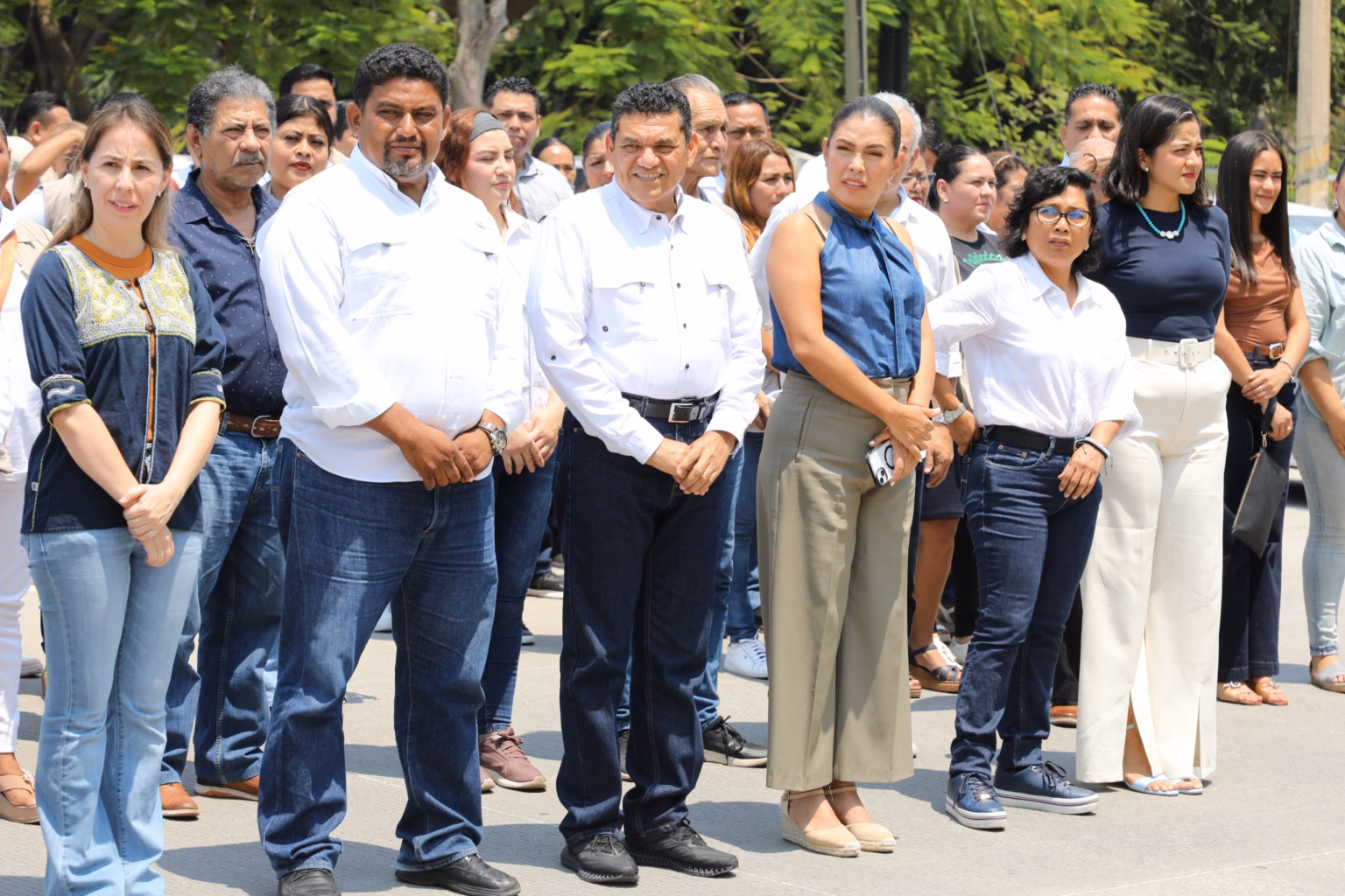 Fotografía En Exterior Que Muestra Al Gobernador De Tabasco, Javier May Rodríguez, En El Centro, Vestido Con Una Camisa Blanca De Manga Larga Y Pantalón Oscuro. Está Acompañado Por Un Grupo De Ciudadanos Y Servidores Públicos Alineados De Manera Organizada Durante El Simulacro Nacional 2026 En Villahermosa. El Ambiente Es De Respeto Y Orden, Destacando La Participación Civil En Materia De Prevención.