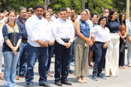 Fotografía En Exterior Que Muestra Al Gobernador De Tabasco, Javier May Rodríguez, En El Centro, Vestido Con Una Camisa Blanca De Manga Larga Y Pantalón Oscuro. Está Acompañado Por Un Grupo De Ciudadanos Y Servidores Públicos Alineados De Manera Organizada Durante El Simulacro Nacional 2026 En Villahermosa. El Ambiente Es De Respeto Y Orden, Destacando La Participación Civil En Materia De Prevención.