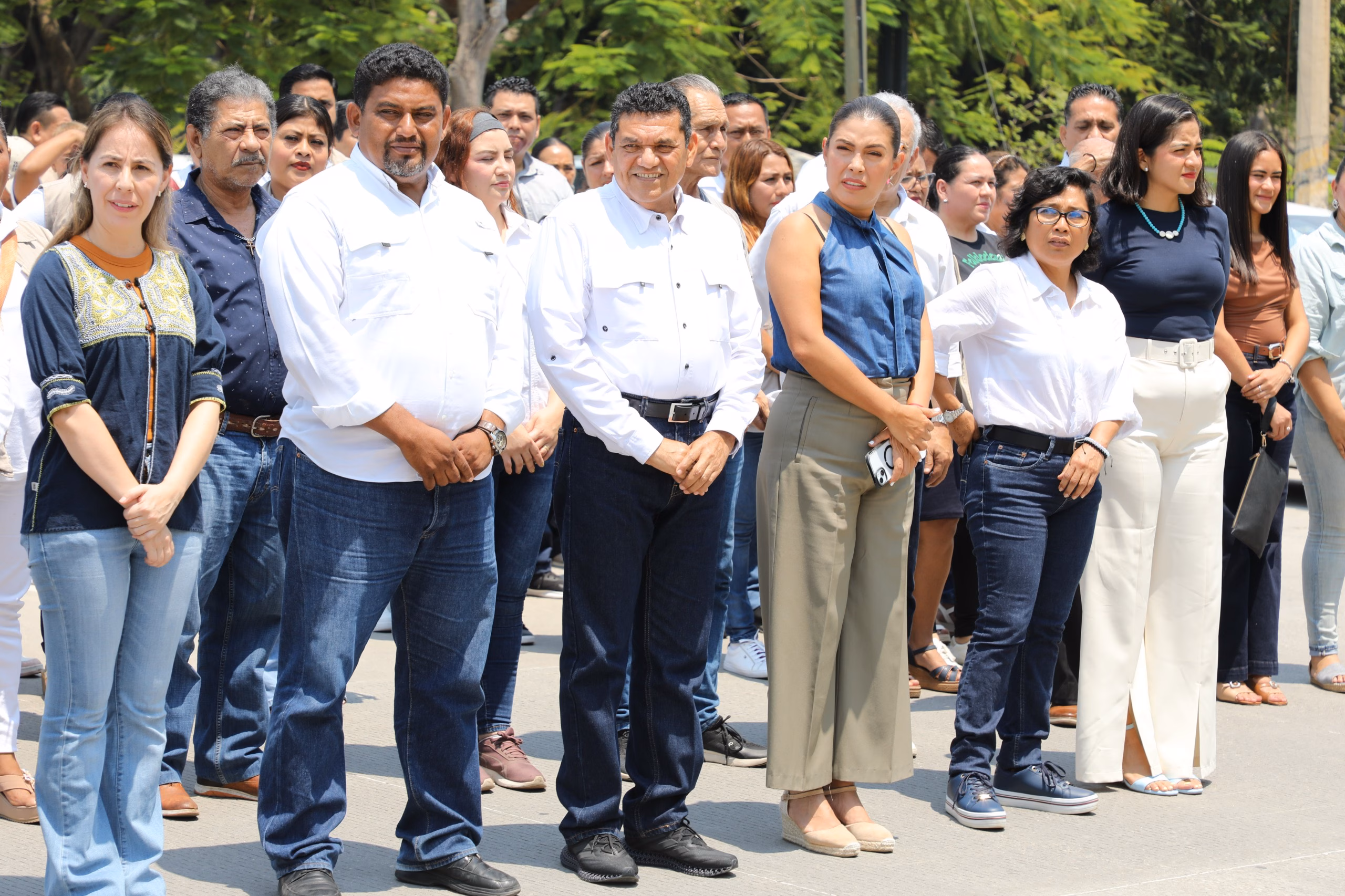 Fotografía En Exterior Que Muestra Al Gobernador De Tabasco, Javier May Rodríguez, En El Centro, Vestido Con Una Camisa Blanca De Manga Larga Y Pantalón Oscuro. Está Acompañado Por Un Grupo De Ciudadanos Y Servidores Públicos Alineados De Manera Organizada Durante El Simulacro Nacional 2026 En Villahermosa. El Ambiente Es De Respeto Y Orden, Destacando La Participación Civil En Materia De Prevención.