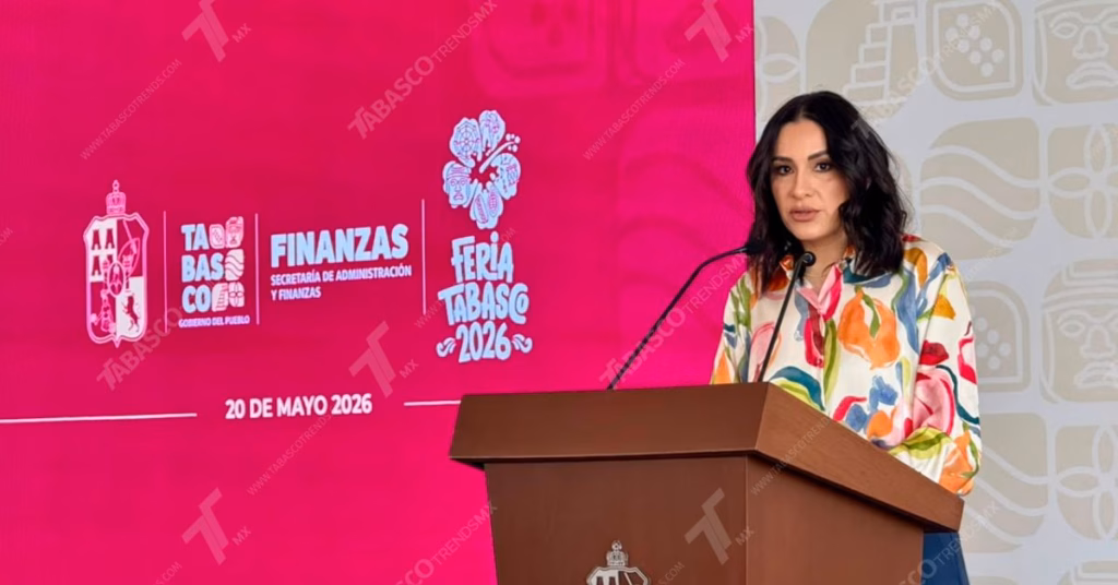 Javier May Arranca Rescate Del Parque La Venta Y Regulariza Salarios De Más De 2 Mil Trabajadores 71 Plano Medio De La Secretaria De Administración Y Finanzas De Tabasco, Talina Ferrer, Hablando Detrás De Un Podio De Madera Durante Una Conferencia De Prensa. La Funcionaria Tiene El Cabello Oscuro A La Altura De Los Hombros Y Viste Una Blusa Blanca De Manga Larga Con Un Patrón De Hojas Y Flores Abstractas En Tonos Naranjas, Verdes, Azules Y Rosas.