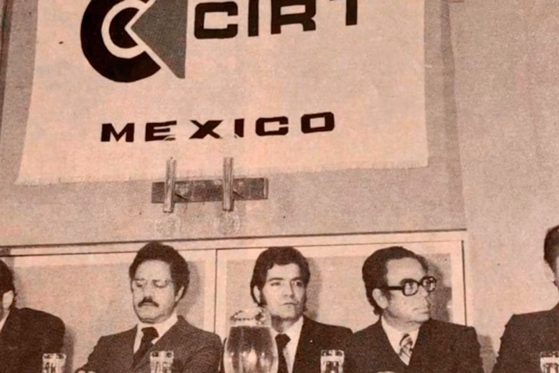 Xeva Tabasco: 66 Años De Evolución Y Liderazgo En El Sureste 71 Fotografía Histórica En Blanco Y Negro De Una Asamblea De La Cirt (Cámara Nacional De La Industria De Radio Y Televisión). Se Observa A Cuatro Directivos De La Radiodifusión Sentados En Una Mesa De Honor, Vestidos Formalmente Con Traje Y Corbata. De Fondo, Cuelga Un Estandarte Con El Logotipo Clásico De La Cirt Y La Palabra &Quot;Mexico&Quot;. La Imagen Captura Un Momento Clave En La Organización De Los Medios De Comunicación En El País.