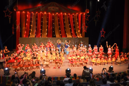 Una Fotografía De Plano General Captura El Escenario Del Teatro Esperanza Iris Durante El Espectáculo Final De La Gran Gala Anual 2023 De Relebé Studio. El Escenario Está Decorado Con El Tema &Quot;Le Cirque Du Relebé&Quot;, Con Un Telón De Circo Rojo Y Dorado, Luces Incandescentes Y Decoraciones De Estrellas.