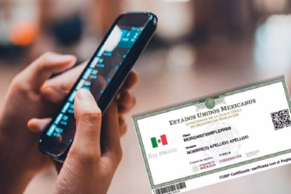 Imagen Compuesta En Primer Plano Que Muestra Las Manos De Una Persona Sosteniendo Un Teléfono Celular Inteligente De Color Negro Con La Pantalla Encendida Y Ligeramente Inclinada. Sobrepuesta En La Esquina Inferior Derecha, Se Aprecia De Forma Nítida Una Constancia Oficial Mexicana De La Curp (Clave Única De Registro De Población) En Formato Digital.