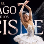 Un Póster Vertical De Ballet En Español. En El Centro, Una Bailarina De Perfil, Vestida Con Un Tutú Blanco Ornamentado, Tiene Los Brazos Levantados Y La Cabeza Inclinada Hacia Atrás. Detrás De Ella Se Extienden Grandes Alas Negras. El Título &Quot;El Lago De Los Cisnes&Quot; Está Escrito En Letras Grandes Y Estilizadas, Con La Palabra &Quot;Cisnes&Quot; Superpuesta A Las Alas Negras. El Fondo Es Oscuro Y Texturizado.