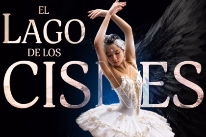 Un Póster Vertical De Ballet En Español. En El Centro, Una Bailarina De Perfil, Vestida Con Un Tutú Blanco Ornamentado, Tiene Los Brazos Levantados Y La Cabeza Inclinada Hacia Atrás. Detrás De Ella Se Extienden Grandes Alas Negras. El Título &Quot;El Lago De Los Cisnes&Quot; Está Escrito En Letras Grandes Y Estilizadas, Con La Palabra &Quot;Cisnes&Quot; Superpuesta A Las Alas Negras. El Fondo Es Oscuro Y Texturizado.