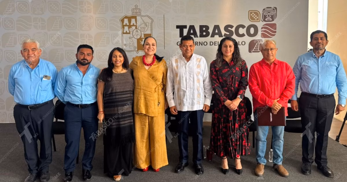 Encabeza Javier May Agenda De Infraestructura, Justicia Financiera Y Apoyo A La Juventud En Tabasco 2 Fotografía Oficial De Un Grupo De Ocho Funcionarios Públicos De Pie Y Alineados, Posando Sonrientes Ante La Cámara. Al Centro Se Encuentra El Gobernador De Tabasco, Javier May Rodríguez, Vistiendo Una Guayabera Blanca Con Bordados Tradicionales. A Su Lado Izquierdo Destaca Mónica Fernández Balboa Con Un Conjunto Color Ocre.
