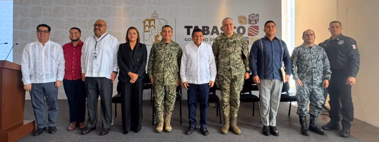 Gobierno De Javier May Reafirma Estrategia De Paz: Avanza Dignificación Policial, Reducción Delictiva Y Atención Ciudadana En Tabasco 70 Fotografía De Plano Entero Y Horizontal Que Muestra Al Gobernador De Tabasco, Javier May Rodríguez, Al Centro De Una Línea De Diez Funcionarios Públicos Y Mandos Militares Sobre Un Presídium. El Gobernador Viste Una Guayabera Blanca Y Pantalón Oscuro.