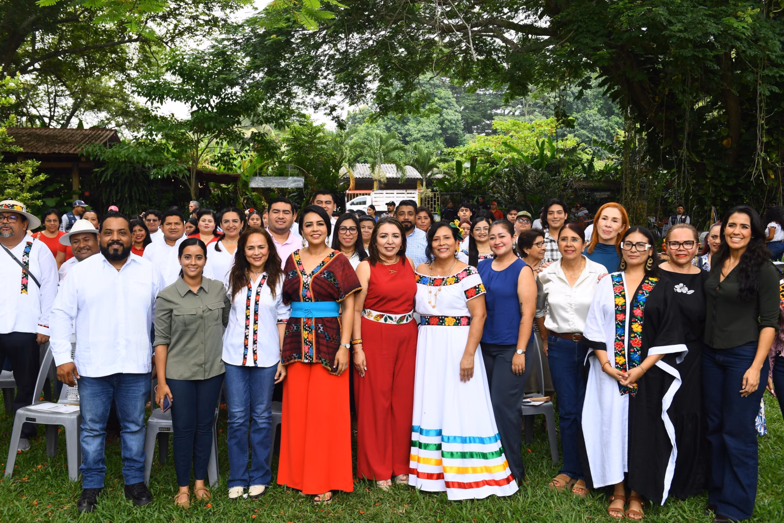 Inauguran El Segundo Festival Gastronómico De La Cocina Tradicional Tabasqueña “Raíces De Humo” En Comalcalco 69 Aquí Tienes Las Opciones De Texto Alternativo (Alt Text) Y Leyenda Para La Imagen &Quot;Inauguran El Segundo Festival Gastronómico De La Cocina Tradicional Tabasqueña “Raíces De Humo” En Comalcalco.jpg&Quot;: Texto Alternativo (Alt Text) Descripción: Fotografía De Plano Entero Y Horizontal Tomada Al Aire Libre En Un Entorno Verde Y Arbolado. En Primer Plano, Un Grupo Numeroso De Hombres Y Mujeres Posa De Pie Sonriendo A La Cámara Sobre El Césped. Varias De Las Mujeres Visten Trajes Tradicionales Tabasqueños, Blusas Bordadas Con Motivos Florales Coloridos, Faldas Largas Y Vestidos Folclóricos. L