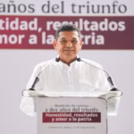 El Gobernador De Tabasco, Javier May Rodríguez, Habla De Frente Desde Un Podio Transparente Con Dos Micrófonos Durante Un Evento Oficial En Villahermosa.