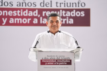El Gobernador De Tabasco, Javier May Rodríguez, Habla De Frente Desde Un Podio Transparente Con Dos Micrófonos Durante Un Evento Oficial En Villahermosa.