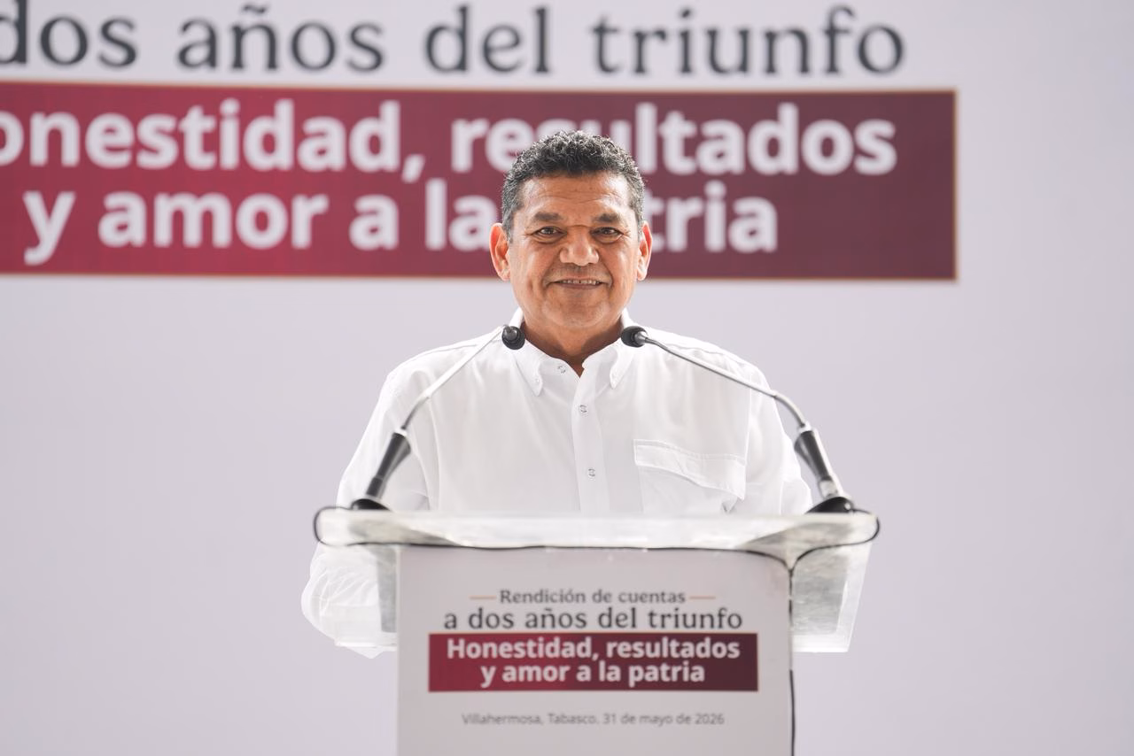 “La Patria Se Defiende”: Respaldan En Tabasco Llamado De Claudia Sheinbaum 70 El Gobernador De Tabasco, Javier May Rodríguez, Habla De Frente Desde Un Podio Transparente Con Dos Micrófonos Durante Un Evento Oficial En Villahermosa.