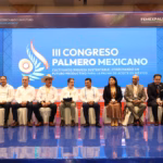 Inauguración Del Iii Congreso Palmero Mexicano En Villahermosa, Tabasco, Con El Gobernador Javier May Rodríguez E Integrantes De Femexpalma Sentados En El Presídium Frente A Una Gran Pantalla Azul Con El Logotipo Del Evento.