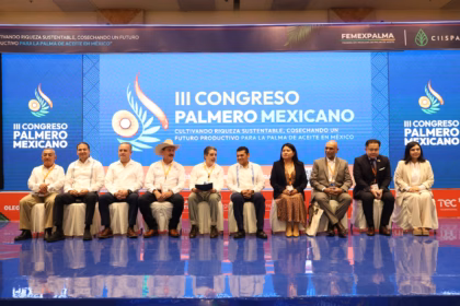 Inauguración Del Iii Congreso Palmero Mexicano En Villahermosa, Tabasco, Con El Gobernador Javier May Rodríguez E Integrantes De Femexpalma Sentados En El Presídium Frente A Una Gran Pantalla Azul Con El Logotipo Del Evento.